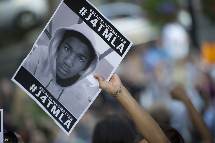 Tryvon Martin képe egy 2013-as tüntetésen