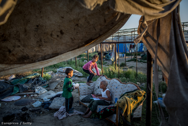 Képünk illusztráció. Szír menekült gyerekek a törökországi Izmír mellett