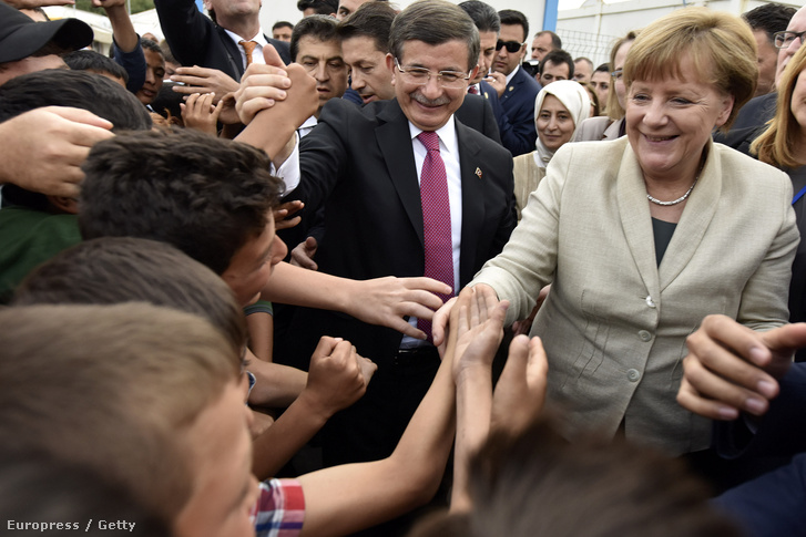Angela Merkel német kancellár és Ahmet Davutoğlu később lemondott török miniszterelnök egy menekülttábort látogatnak idén áprilisban.