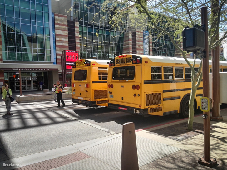 Egy egész utcát elfoglaltak a gyülekező iskolabuszok