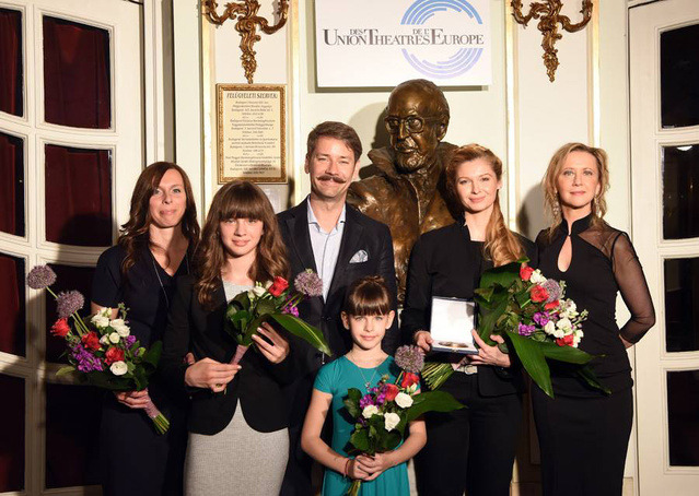 A díj átvétele után Várkonyi Zoltán szobra előtt