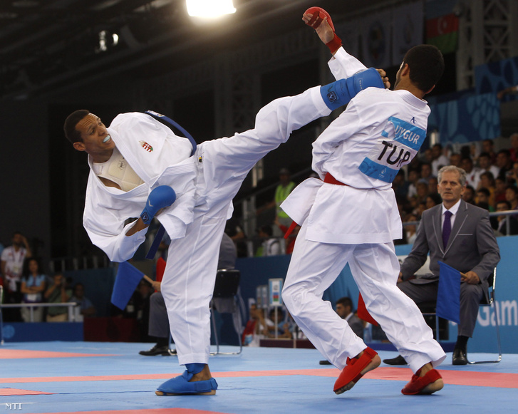 A magyar Tadissi Yves Martial (b) küzd a török Burak Uygur ellen a karateverseny selejtezőjében az I. Európa Játékokon az azerbajdzsáni Bakuban 2015. június 13-án.