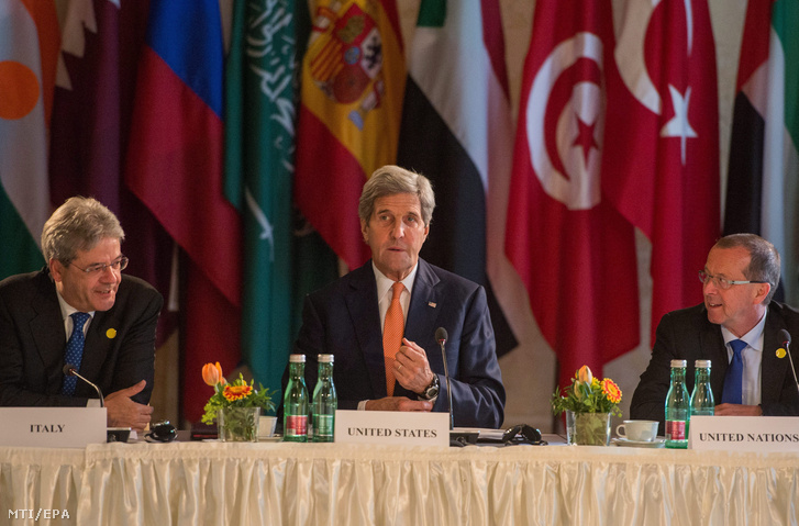 John Kerry amerikai (k) Paolo Gentiloni olasz külügyminiszter (b) és Martin Kobler az ENSZ líbiai különmegbízottja a líbiai konfliktusról rendezett bécsi nemzetközi értekezleten 2016. május 16-án.