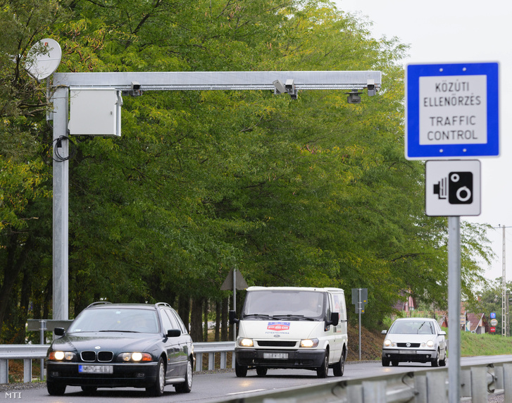 A traffipaxokat felváltó új Véda közúti intelligens kamerahálózat egyik egysége egy fix telepítésű komplex közlekedési ellenőrző pont a 4-es főúton, Bocskaikertnél 2015. szeptember 28-án.