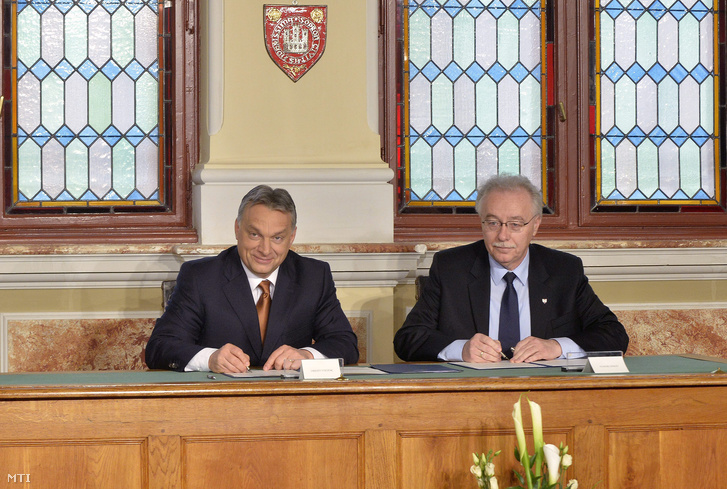 Orbán Viktor miniszterelnök és Fodor Tamás polgármester városfejlesztési megállapodás ír alá Sopronban a városházán 2015. március 25-én.