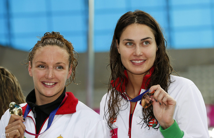 Az aranyérmes Hosszú Katinka és a bronzérmes Jakabos Zsuzsanna a londoni úszó Európa-bajnokság női 400 méteres vegyesúszásának eredményhirdetésén 2016. május 16-án.