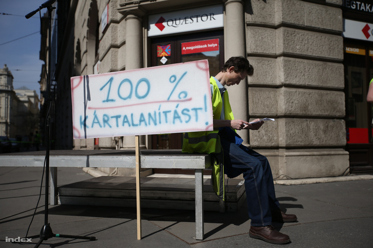 Quaestor-károsultak demonstrációja a Quaestor Értékpapír Zrt. Báthory utcai székháza előtt 2015. április 11-én.