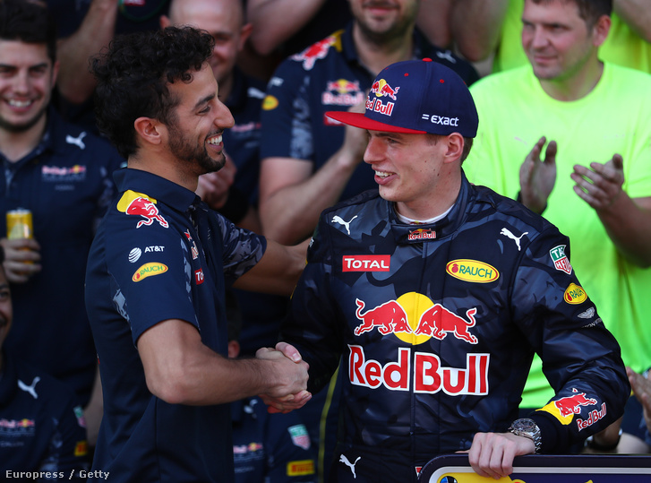 Ricciardo nagy arc, tudott együtt örülni Verstappennel a győzelmének, amire kevés másik pilóta lett volna képes: mégiscsak egy újonc lopta el a show-t, akit éppcsak a nyakára hoztak.