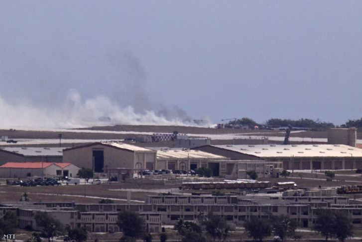 Az amerikai légierő egyik B-52-es stratégiai bombázójának füstje száll azt követően, hogy felszállás után visszazuhant a földre a Guam szigetén fekvő az Andersen légi bázison 2016. május 19-én.