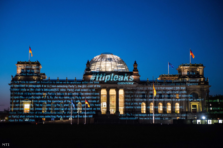 A Greenpeace aktivistái egy titkos megállapodás kivonatát vetítik a német törvényhozás épületének, a berlini Reichstagnak a homlokzatára 2016. május 2-án hajnalban.