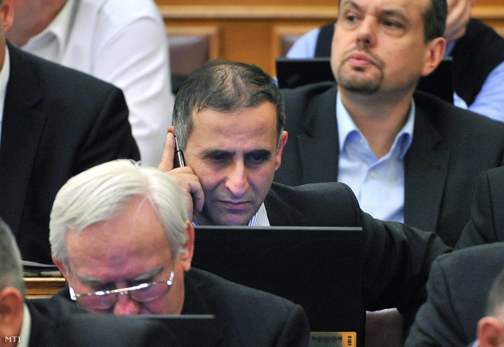 Daher Pierre fideszes képviselő (k) telefonál az Országgyűlés plenáris ülésén 2013. február 25-én.