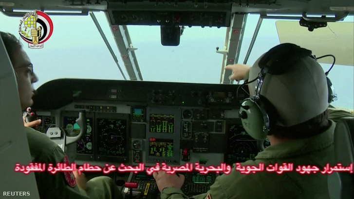 Az egyiptomi légi- és haditengerészet erői keresik a Földközi-tengerben az eltűnt repülőgépet 2016. május 20-án.