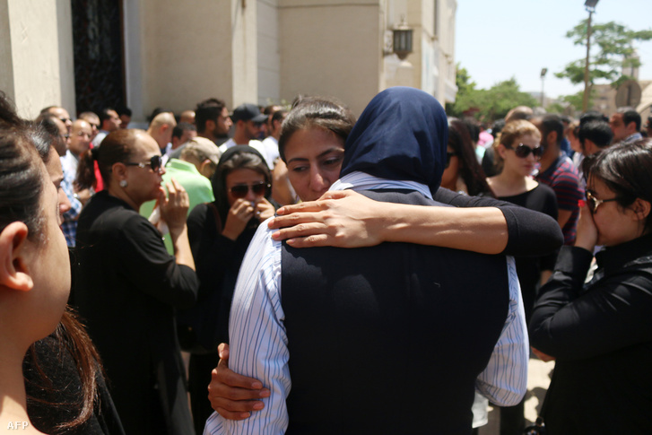A lezuhant repülőgép utasainak rokonai és barátai tartottak közös imát a kairói Abou Bakr el-Sedek mecsetben, 2016. május 20-án.