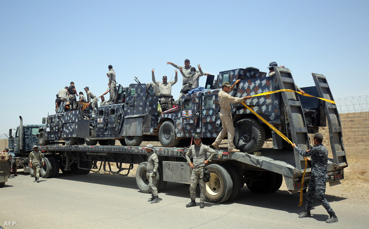 Falúdzsa felé tartó iraki szállítóról rakodó katonák a város közelében.