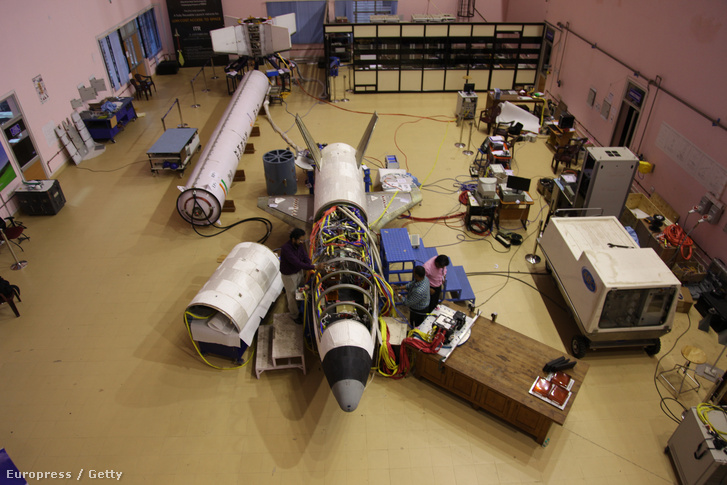 Az RLV-TD-t készítik fel a próbarepüléshez a Vikram Sharabai űrközpont egyik laborjában.