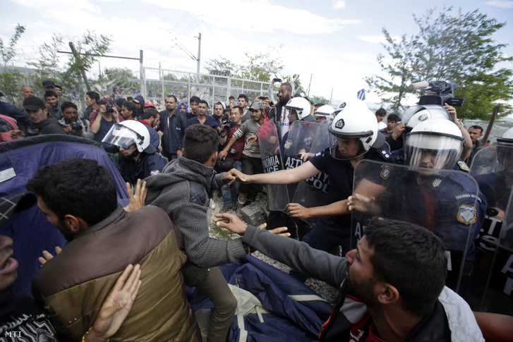 Tüntetők és görög rendőrök dulakodnak a macedón határ mellett fekvő Idomeni görög falunál lévő menekülttáborban 2016. május 5-én amikor a bevándorlók a rossz körülmények és a határzár miatt tiltakoznak.
