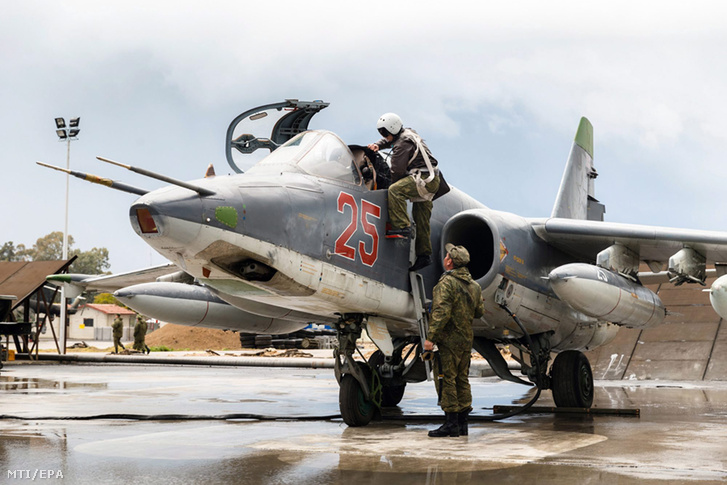 Egy hazainduló orosz vadászpilóta beszáll egy orosz Szu-35-ös vadászbombázóba mielõtt elhagyja a szíriai Latakia melletti Hmejmim légi támaszpontot 2016. március 16-án.