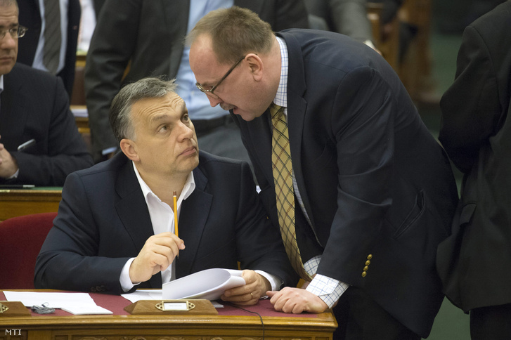 Orbán Viktor és Németh Zsolt a parlamentben (2015.)