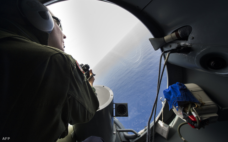 Az eltűnt gép roncsai után kutató egyik repülő legénysége figyeli a vizet