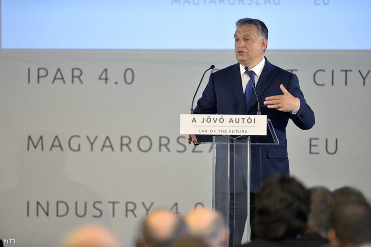 Orbán Viktor miniszterelnök beszédet mond A jövõ autói címû konferencián a Budapesti Mûszaki és Gazdaságtudományi Egyetemen