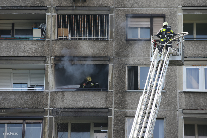 Tűzoltók a Szentendrei úti lakás erkélyén