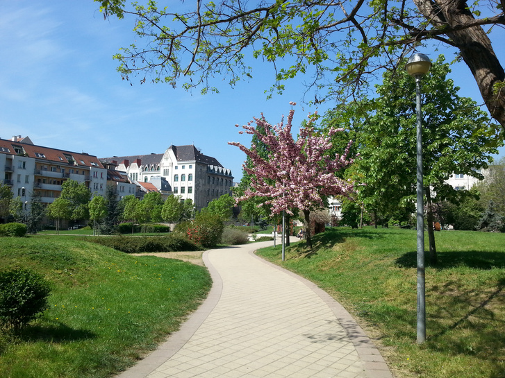 A lebontott háztömb helyén létrejött Kerekerdő park