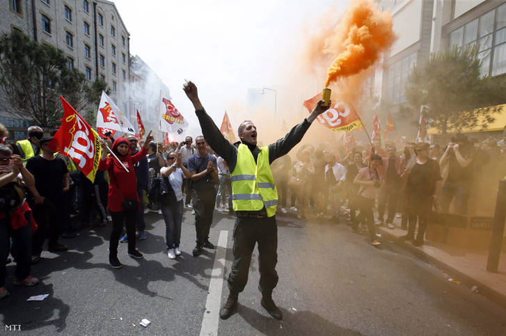 A CGT francia szakszervezeti szövetség aktivistái és támogatói tüntetnek a kormány munkajogi reformja ellen a dél-franciaországi Marseille-ben 2016. május 26-án.