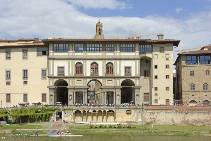 Az Uffizi Képtár (Galleria degli Uffizi) homlokzata az Arno folyó partján.