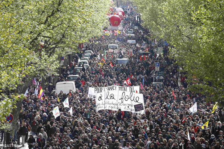 Tömegtüntetés Párizsban a munkaügyi reformok ellen, 2016. április 28-án.