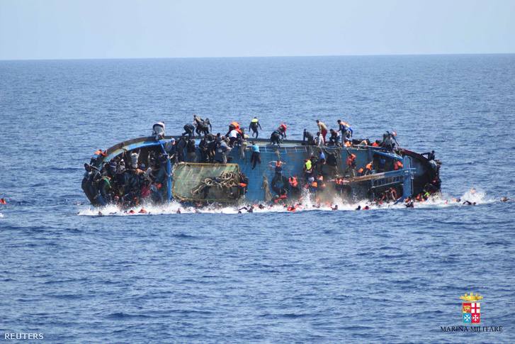 Menekülteket szállító csónak borul fel a Földközi-tengeren, május 25-én.