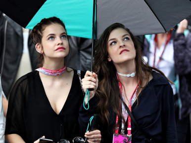 Addig szuggerálta Palvin Barbara a versenyautókat, míg Hamilton nyert