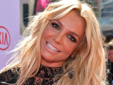 Britney Spears kilógatta a medencéjéből kebleit