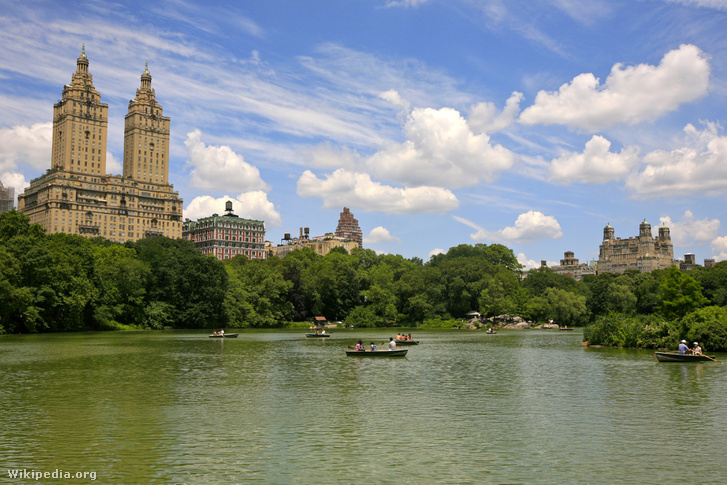 Róth Imre két felhőkarcolója a Central Park szélén. Balra a San Remo, New York első ikerlakótornya, jobb szélen a Beresford, a város egyik legelitebb lakóháza