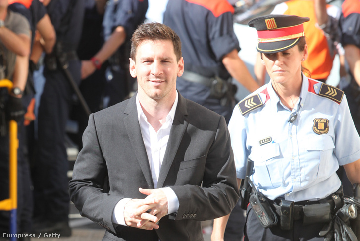 Lionel Messi érkezik egy barcelonai bíróságra 2013-ban