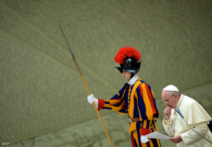 Ferenc pápa az őt védelmező Svájci Gárda egy tagjával, 2014-ben.
