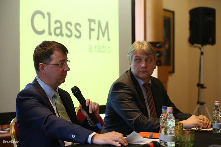 Michael McNutt és Túri Árpád a Class FM eladása után tartott sajtótájékoztatón