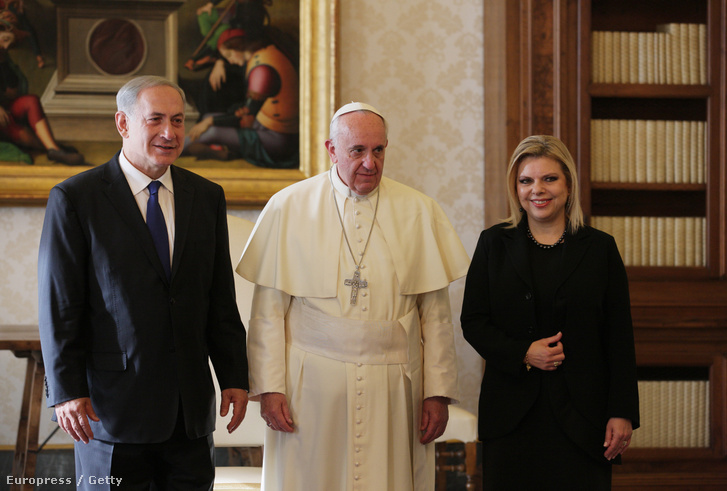 Benjamin és Sara Netanjahu Ferenc Pápával 2013. december 2-án.