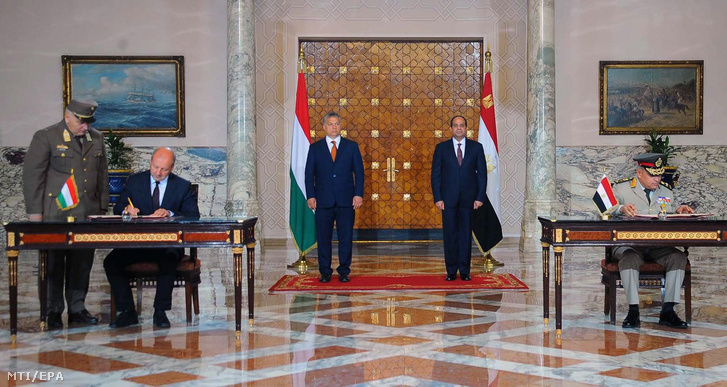 Simicskó István honvédelmi miniszter (b) és Szedki Szobhi egyiptomi védelmi miniszter a honvédelmi együttmûködésrõl szóló tárcaközi szándéknyilatkozatot ír alá a háttérben a hivatalos látogatáson Egyiptomban tartózkodó Orbán Viktor miniszterelnök (b) és Abdel-Fattáh esz-Szíszi egyiptomi elnök (j) a kairói elnöki palotában.