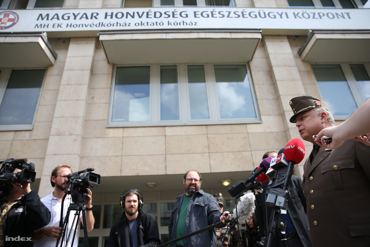 Sajtótájékoztató a Magyarországon kezelt kurdokról a Honvédkórház előtt.