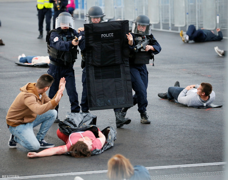 Francia rendőrök terrorelhárító-gyakorlata egy eb-stadion előtt