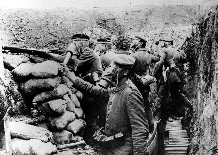 Német katonák egy lövészárokban a francia fronton (1914)