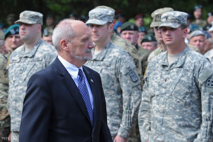 Antoni Macierewicz lengyel nemzetvédelmi miniszter köszönti az amerikai katonákat