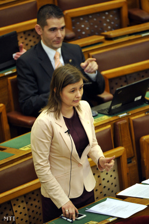 Dúró Dóra felszólal az Országgyûlés plenáris ülésén 2016. április 13-án. Mögötte Novák Elõd