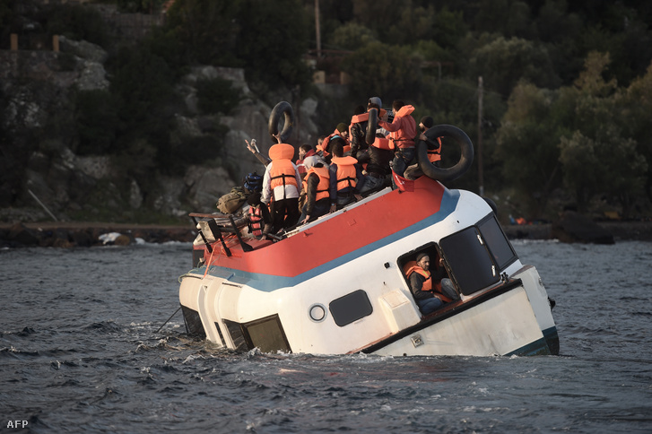 Menekültekkel süllyedő hajó az Égei-tengeren, 2015 októberében