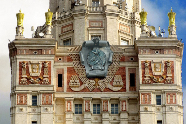 Az ún Rákosi címer egy Sztálin-barokk toronyházon (fantáziarajz)