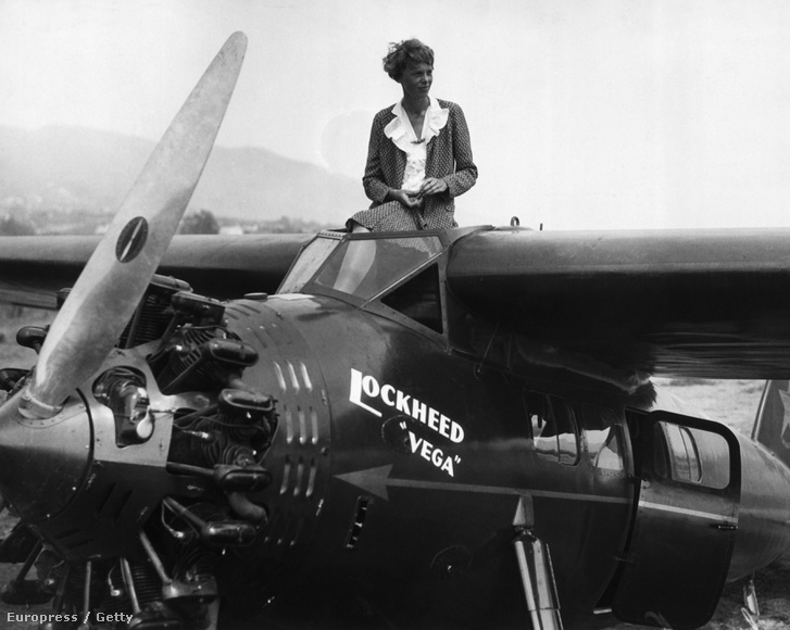 Amelie Earhart repülőgépével