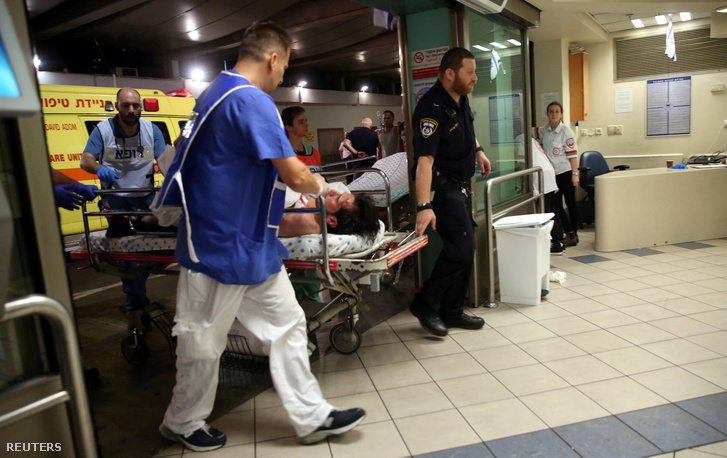 A lövöldözés egyik sérültjét szállítják kórházba