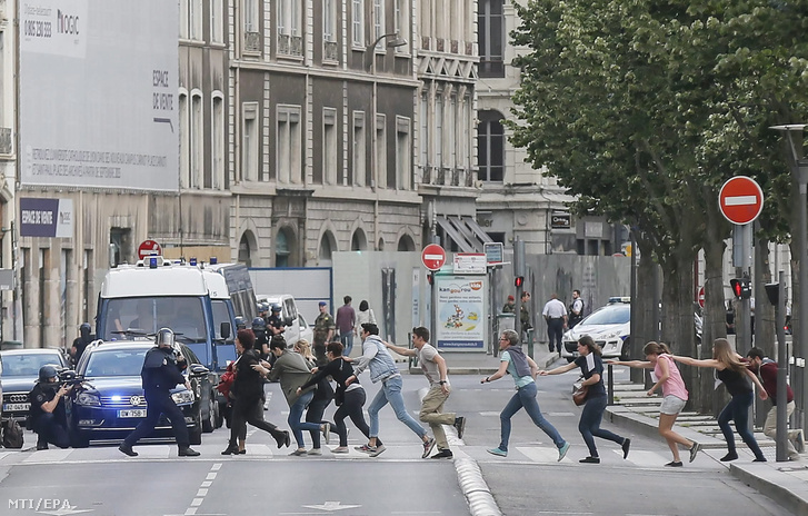 Francia rendőrök és önkéntesek terrorellenes gyakorlatozáson vesznek részt a Place Bellecour téren kialakított szurkolói zónában