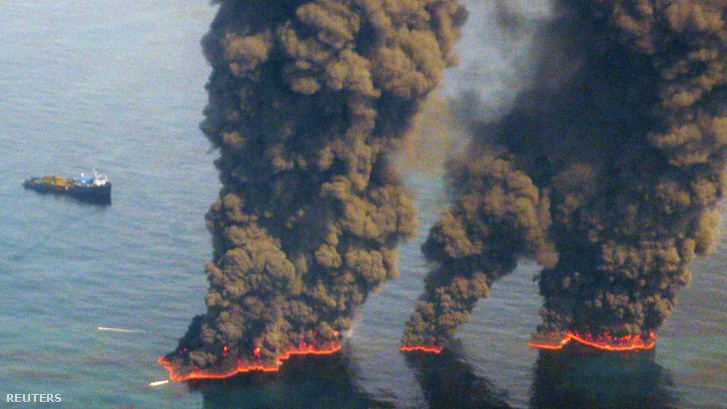 Kontrollált olaj égetés a Deepwater Horizont katasztrófája utána a Mexikói-öbölben.