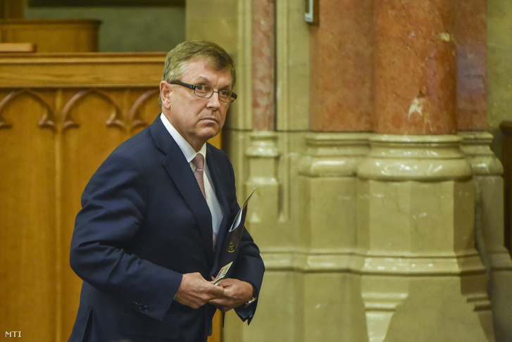 Matolcsy György az Országgyűlés plenáris ülésén 2016. május 17-én.